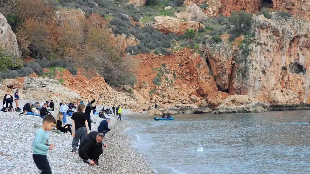 Antalya Kışı Pas Geçti: Deniz Keyfi Soğuk Hava Dinlemedi! 3
